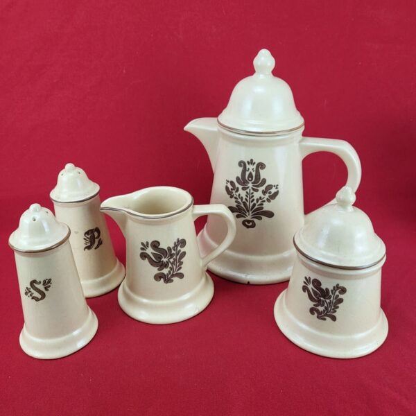 Vintage Pfaltzgraff Village #6-22 Salt & Pepper Shaker Set Tall Tan Ceramic - Image 4